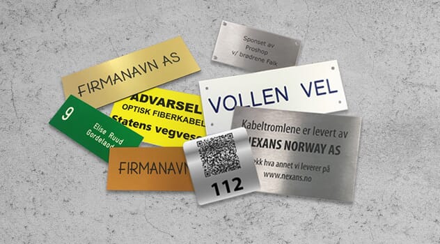 Skilt i plast og aluminium