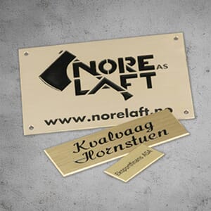 Messingskilt gravert og sortlakkert
