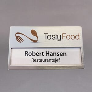 Navnskilt Sølv m/  fargetrykk 68x40mm Hvit m/fargetrykk