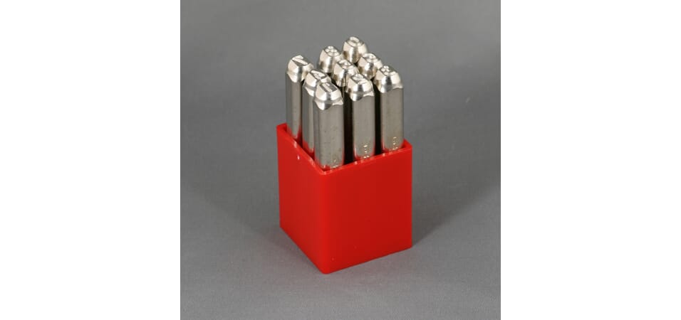 Slagstempelsett tall og bokstaver