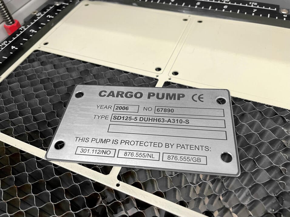 Lasermerkede stålskilt