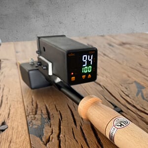 Svijern med integrert spenningsregulator