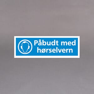 Plastskilt Påbudt med hjelm 45x15cm