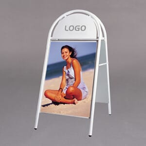 Gotik gatebukk med logoplate. Hvit. Flere størrelser