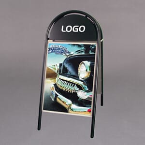 Gotik gatebukk med logoplate. Sort. Flere størrelser