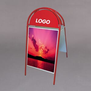 Gotik gatebukk med logoplate. Rød. Flere størrelser