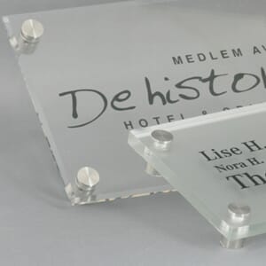 Akrylskilt sortgravert 10x15cm